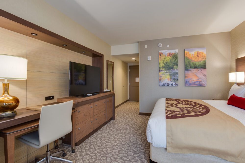 Hotel King Room at Cliff Castle